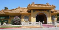 The abandoned Fung Lum restaurant building, August 2007 (photo by jericlynx at Flickr.com, with thanks)