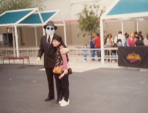 The Invisible Man and a USH visitor in the early 1990s, seen on the Lower Lot next to the tram station. 
Photo courtesy Christian Beana.