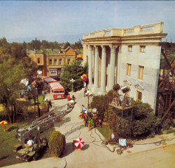 GlamorTram seems to be interrupting this scene outside the Courthouse (from 'Inside Universal Studios', 1979) GlamorTram seems to be interrupting this scene outside the Courthouse (from 'Inside Universal Studios', 1979)