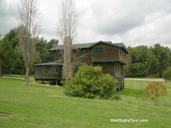 The Studiotour Com Log Cabin At Falls Lake Universal Studios