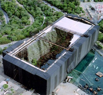 Jurassic Park 3 massive cliff face and lake construction over the tank at Falls Lake. Whoville can be seen in the top right of the photo. Thanks to the Jurassic Park Legacy site for permission to use the photo and some amazing facts and information. (http://www.jplegacy.org/)