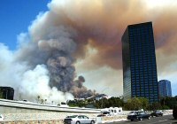 The hills ablaze just behind the Universal site, from Lankershim Boulevard (from latimes.com, photo by PhotoMatt)