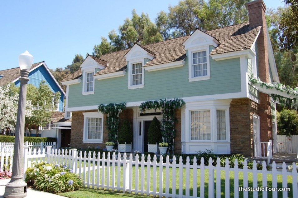 Colonial Street - The Cleaver House / Leave It To Beaver House ...